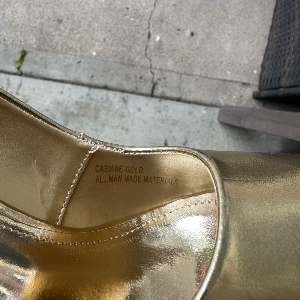 Elegant Gold Heels with Artistic Design - Picture 5 of 9